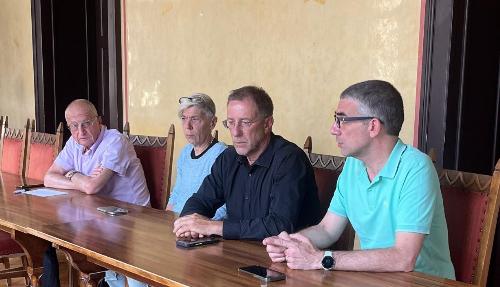 In primo piano l'assessore Roberti. Alla sua destra il sindaco di Muggia Paolo Polidori, l'assessore Alessandra Orlando e il vice presidente del Muggia 1967 Luigi Giani.