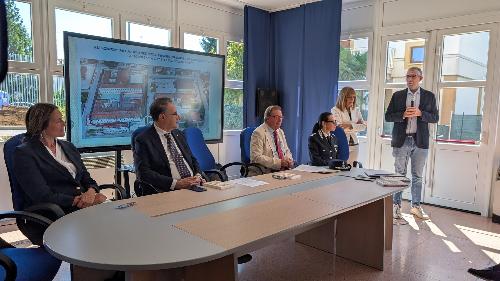 L'assessore regionale alla Sicurezza Pierpaolo Roberti (a destra) alla cerimonia di inaugurazione dei rinnovati spazi della palazzina ex femminile della casa circondariale di Udine, trasformata in un moderno polo scolastico, lavorativo e formativo.