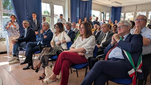 L'assessore regionale alla Sicurezza Pierpaolo Roberti (a sinistra) alla cerimonia di inaugurazione dei rinnovati spazi della palazzina ex femminile della casa circondariale di Udine, trasformata in un moderno polo scolastico, lavorativo e formativo.
