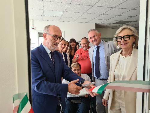 L'assessore Riccardo Riccardi al taglio del nastro del nuovo Sportello informativo in materia di disabilità presso l'Anffas di Pordenone
