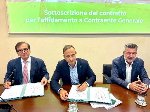 Il governatore Fedriga (al centro) alla sottoscrizione del contratto per l'affidamento dei lavori di realizzazione della terza corsia della A4 nel tratto tra San Donà di Piave e Portogruaro
