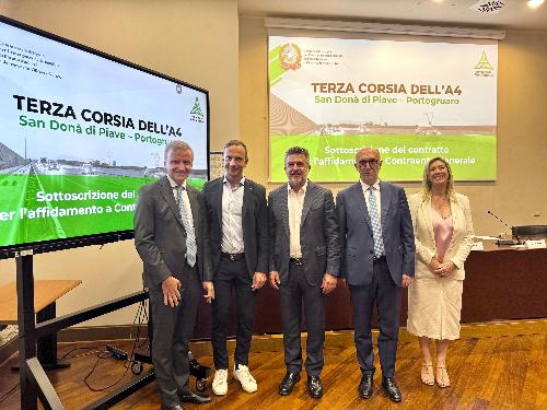 Da sinistra: il presidente di Autostrade Alto Adriatico Marco Monaco, il governatore del Friuli Venezia Giulia e commissario delegato per l'emergenza nel settore del traffico e della mobilità sull'autostrada A4 Massimiliano Fedriga, l'assessore al Bilancio e patrimonio della Regione Veneto Francesco Calzavara, l'assessore regionale e soggetto attuatore del Commissario delegato per il Friuli Venezia Giulia Riccardo Riccardi e l'assessore regionale alle Infrastrutture Cristina Amirante.
