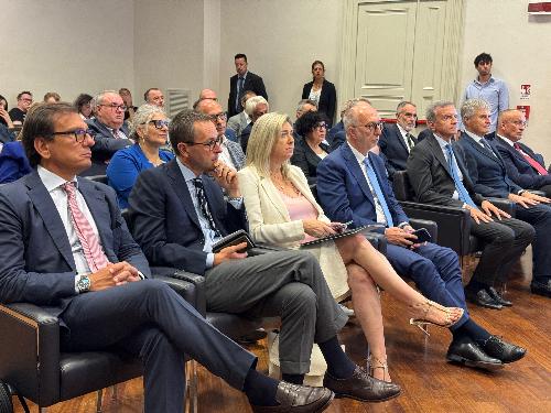 Gli assessori Riccardi e Amirante e i partecipanti alla sottoscrizione del contratto per l'affidamento dei lavori di realizzazione della terza corsia della A4 nel tratto tra San Donà di Piave e Portogruaro al Consorzio Stabile Eteria.