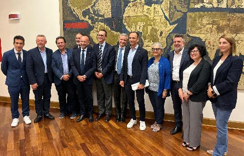 Il governatore Fedriga con i sindaci dei Comuni interessati dall'opera.