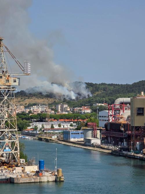 Un'immagine dell'incendio