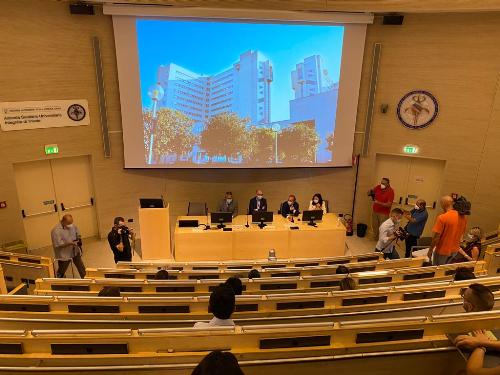 Il vicegovernatore con delega alla Salute Riccardo Riccardi durante la cerimonia di ringraziamento agli specializzandi e agli studenti del corso di Medicina e Chirurgia dell'Azienda sanitaria universitaria Giuliano Isontina