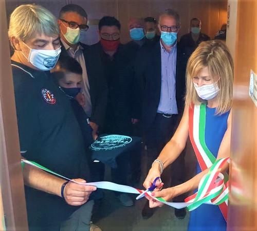 Il taglio del nastro da parte del sindaco di Duino Aurisina Daniela Pallotta. In primo piano Massimo Metlica del Moto Club ufficiale della Polizia di Stato.