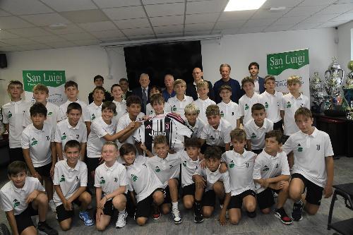 Foto di gruppo con dirigenti, autorità e con i ragazzi del San Luigi impegnati nella Juventus Academy