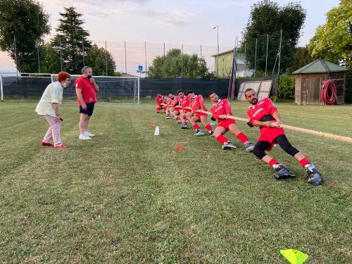 L'assessore regionale allo Sport Tizina Gibelli assiste ad un match amichevole di tiro alla fune delle Furie rosse a Tamai di Brugnera