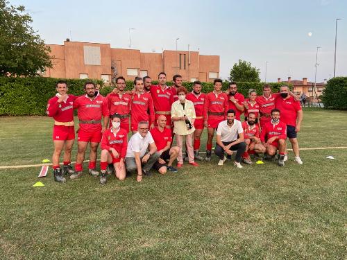 Foto di gruppo con la squadra delle Furie rosse di Tamai di Brugnera con l'assessore regionale allo Sport Tiziana Gibelli