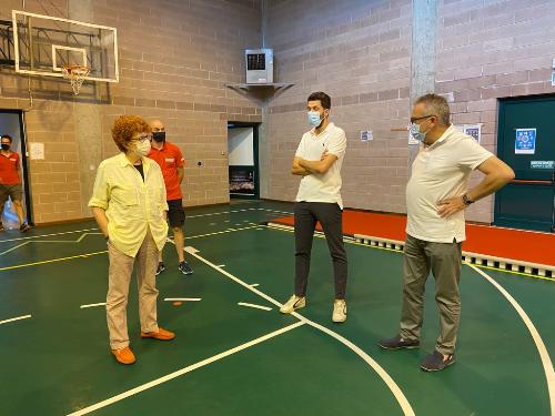 La visita dell'assesore regionale allo Sport Tiziana Gibelli alla palestra di allenamento delle Furie rosse a Tamai di Brugnera con il consigliere regionale Ivo Moras (a destra) e l'assessore comunale allo Sport Michele Boer (al centro)