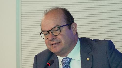 Il vicegovernatore con delega alla Cultura Mario Anzil, alla presentazione della stagione teatrale 2025/2026 dell'Ert