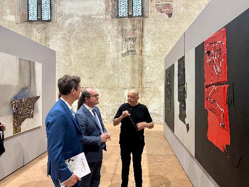 Il vicegovernatore con delega alla Cultura Mario Anzil alla vernice della mostra Movimento Interlocutorio/Adriano Piu