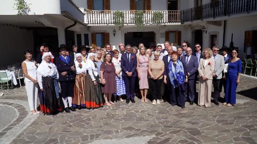 L’assessore regionale alle Autonomie locali Pierpaolo Roberti (al centro), al termine del pranzo protocollare seguito alla cerimonia delle Nozze Carsiche a Monrupino-Repentabor, nella frazione di Col, in cui la Presidente della Slovenia Natasa Pirc Musar ha indirizzato un discorso di saluto a tutte le rappresentanze istituzionali presenti.