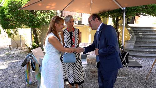 Il vicegovernatore del Friuli Venezia Giulia con delega alla Cultura Mario Anzil e la regista Laura Samani a margine della première veneziana di "Un anno di scuola"