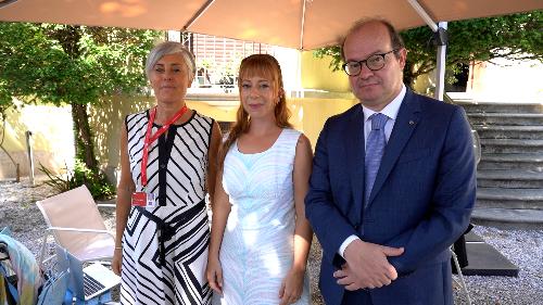 Il vicegovernatore del Friuli Venezia Giulia con delega alla Cultura Mario Anzil e la regista Laura Samani a margine della première veneziana di "Un anno di scuola"