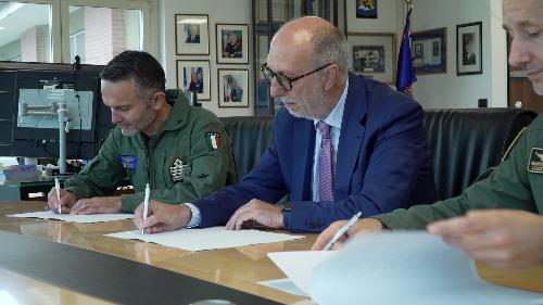 L'assessore regionale alla Protezione civile Riccardo Riccardi alla firma della convenzione tra il 2° Stormo di Rivolto, il Comando Aeroporto di Aviano