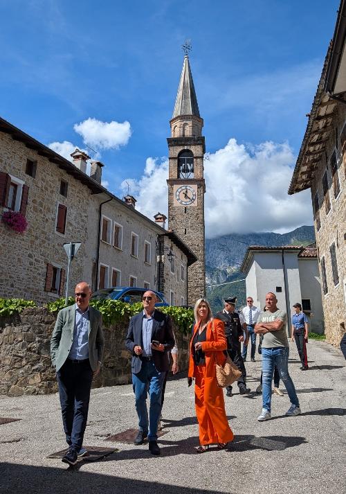 L'assessore alle Infrastrutture e Territorio del Friuli Venezia Giulia Cristina Amirante nel corso di una visita a Frisanco