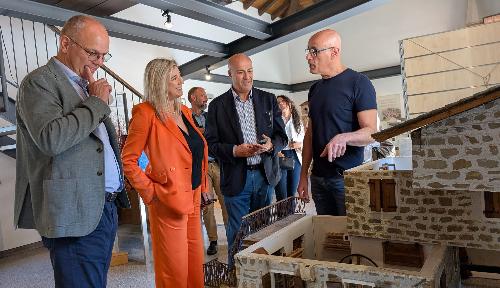 L'assessore alle Infrastrutture e Territorio del Friuli Venezia Giulia Cristina Amirante nel corso di una visita a Frisanco
