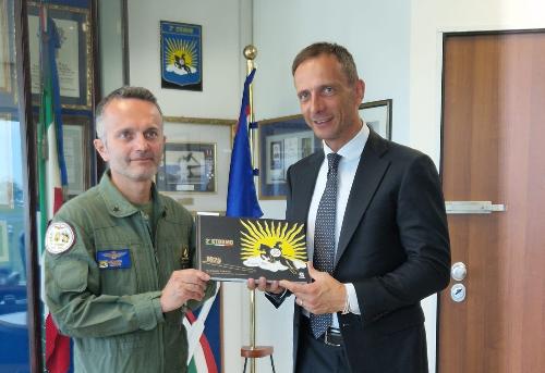 Il governatore della Regione Massimiliano Fedriga con il comandante II° Stormo Giovanni Lodato