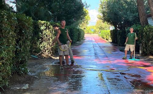 Personale del camping che compie gli ultimi interventi di pulizia all'interno della struttura ricettiva
