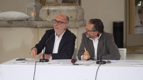 L'assessore Riccardo Riccardi, a sinistra, nel suo intervento al convegno per il quarantennale della comunità La Tempesta di Gorizia