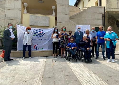 Foto di gruppo delle persone che hanno ricevuto il riconoscimento del Cip alla presenza del vicegovernatore della Regione Riccardo RIccardi e dell'assessore regionale allo sport Tiziana Gibelli