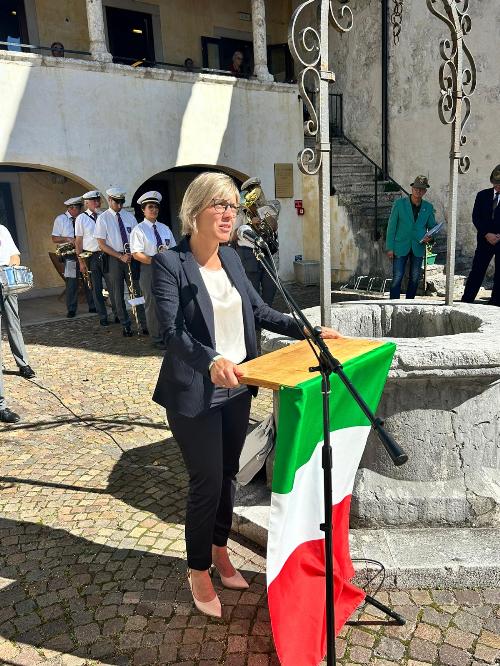 L'assessore regionale Barbara Zilli al raduno degli Alpini a Venzone