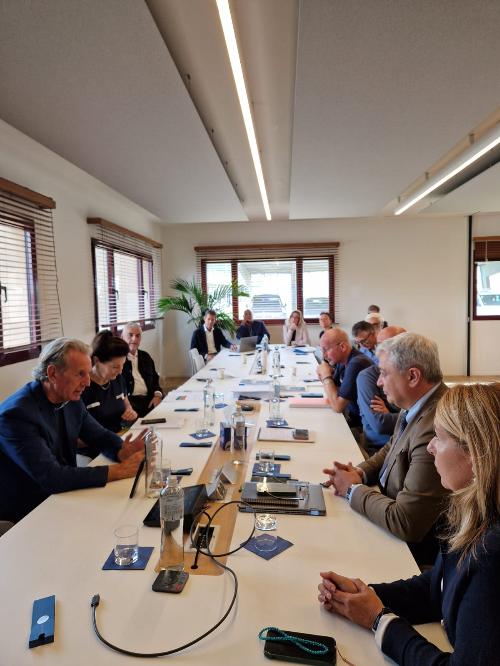 L'assessore regionale Fabio Scoccimarro all'incontro con il presidente di Siot Alessandro Gorla nella sede di San Dorligo della Valle/Dolina