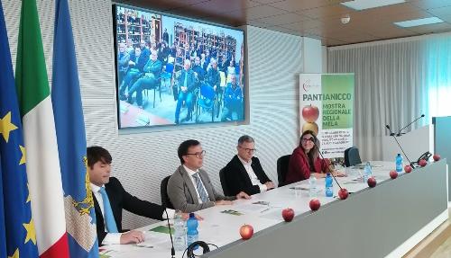 Una fase della presentazione della 54. edizione della mostra regionale della mela di Pantianicco, svoltasi nella sede della Regione a Udine alla presenza dell'assessore regionale Stefano Zannier