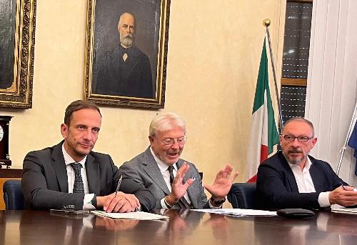 Il governatore Fedriga (primo a sinistra), il presidente camerale Paoletti e il segretario generale della Camera di commercio Medeot.