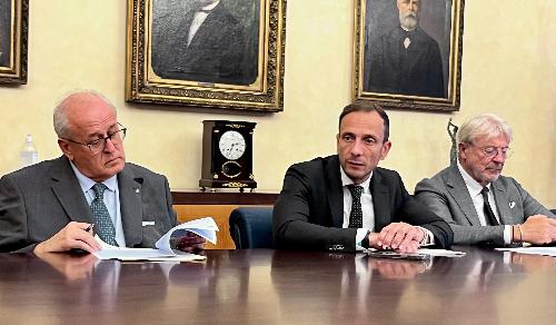 Il governatore Fedriga (al centro), il sindaco Ziberna (a sinistra) e il presidemte Paoletti alla presentazione del Festival del cambiamento.
