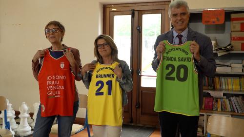 La magliette donate ai ricreatori triestini dall'Associazione nazionale Arma di Cavalleria
