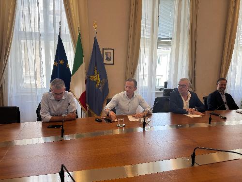 Il tavolo convocato dal governatore del Friuli Venezia Giulia, Massimiliano Fedriga, con i vertici regionali e provinciali di Confcommercio, Federalberghi, Fipe, Confesercenti, Fiavet, Sib-Sindacato italiano balneari e Gruppo ricettività alberghiera, alla presenza degli assessori alle Attività produttive, Sergio Emidio Bini, e alle Autonomie locali, Pierpaolo Roberti.
