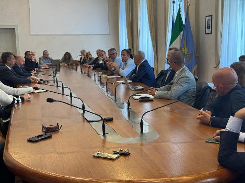 Il tavolo convocato dal governatore del Friuli Venezia Giulia, Massimiliano Fedriga, con i vertici regionali e provinciali di Confcommercio, Federalberghi, Fipe, Confesercenti, Fiavet, Sib-Sindacato italiano balneari e Gruppo ricettività alberghiera, alla presenza degli assessori alle Attività produttive, Sergio Emidio Bini, e alle Autonomie locali, Pierpaolo Roberti.
