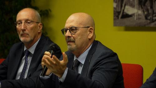 L'assessore regionale ai Servizi informativi Sebastiano Callari durante la conferenza stampa nell'aula magna dell'Isis Paolino d'Aquileia a Cividale del Friuli 