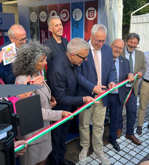 Gli assesori Sergio Emidio Bini e Sebastiano Callari assieme al presidente del Consiglio regionale Mauro Bordin e al sindaco di Gorizia Rodolfo Ziberna al taglio del nastro dello stand del Consiglio regionale all'interno di Gusti di Frontiera 2025. 