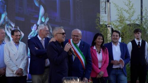 L'assessore Bini sul palco poco prima del taglio del nastro di Gusti di frontiera 2025.