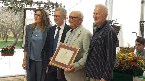 Il premio a Lucio Cisilino, a fianco dell'assessore Stefano Zannier
