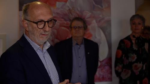 L’assessore regionale alla Salute Riccardo Riccardi al vernissage della mostra RigenerArtis della pittrice Carla Asquini
