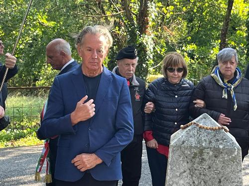 L'assessore Fabio Scoccimarro si fa il segno della croce davanti al cippo