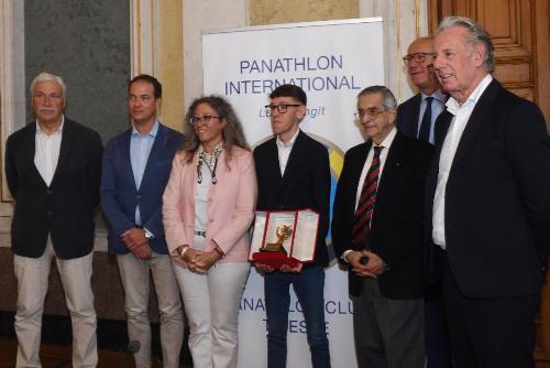 Foto finale con l'assessore alla Difesa dell'ambiente Fabio Scoccimarro (primo a destra).