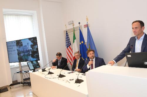 Il governatore Fedriga durante l'incontro con la delegazione della Virginia.