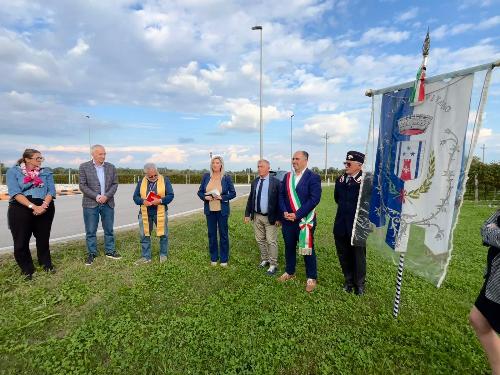 L'intervento dell'assessore regionale Cristina Amirante durante la cerimonia di inaugurazione della nuova rotonda a Vivaro