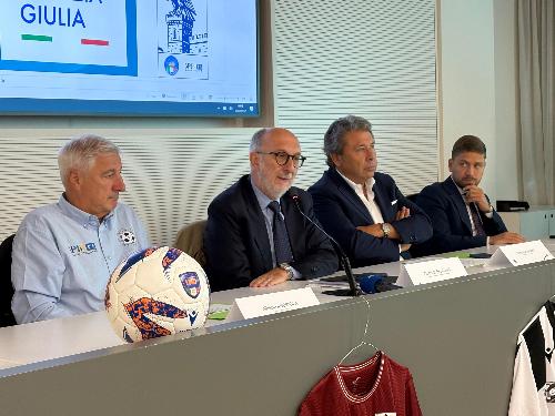 L’assessore regionale alla Salute, politiche sociali e disabilità Riccardo Riccardi, al centro, alla presentazione del Campionato sperimentale di Futs All