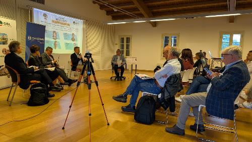 L'assessore regionale al Lavoro, Alessia Rosolen, intervenendo a Monfalcone alla tavola rotonda organizzata da Confcooperative Alpe Adria e dall'Associazione sindacale territoriale della Confederazione italiana sindacati lavoratori di Trieste e Gorizia