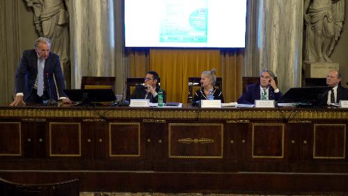 L'assessore Fabio Scoccimarro, a sinistra, durante il suo intervento al convegno in Camera di commercio a Trieste