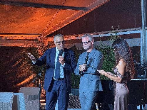 L'intervendo dal palco dell'assessore regionale alle Attività produttive Sergio Emidio Bini in occasione della cerimonia per i 30 anni della Cigierre a Susans