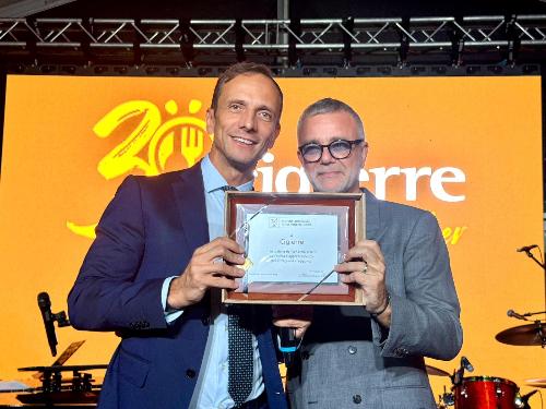 Il governatore Massimiliano Fedriga consegna il riconoscimento della Regione all'amministratore delegato della Compagnia Generale Ristorazione Spa-Cigierre, Marco Di Giusto.