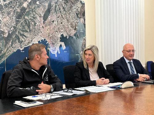 L'assessore Amirante (al centro) presenta il piano di potenziamento del trasporto pubblico in occasione della Barcolana.